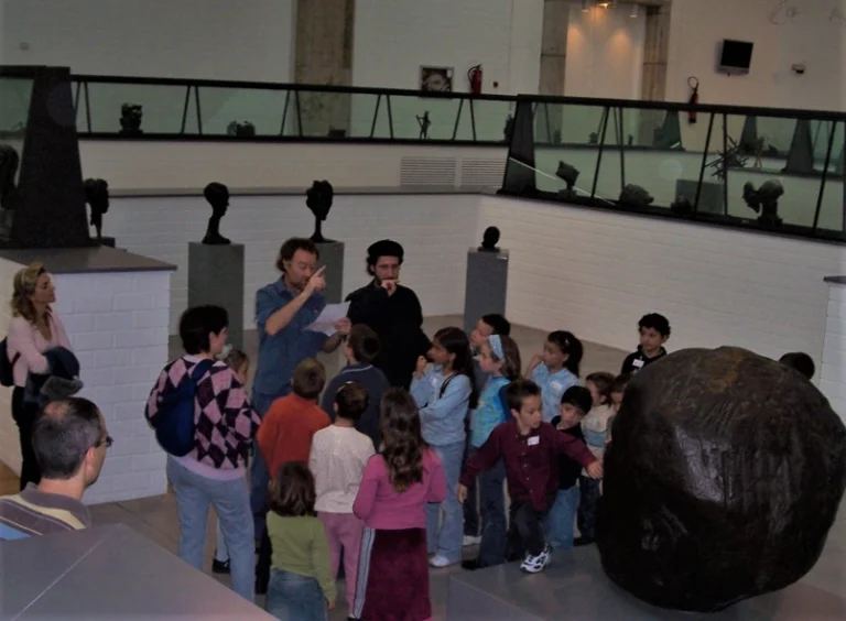 Animación teatral en el Museo Pablo Serrano.